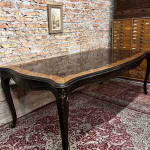 Mesa francés Luis XV marqueteada de muy buen tamaño