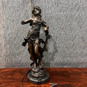 luminaria figura mujer en bronce con base de mármol
