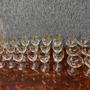 SE VENDE POR 6 12 ETC juego de 24 copas de 4 modelos diferentes en cristal con borde dorado