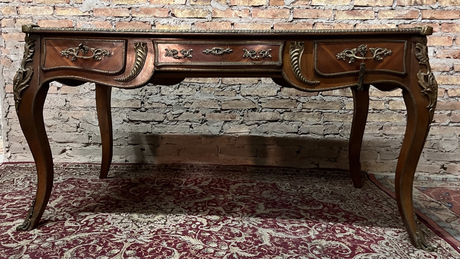 Escritorio presidencial Francés con broncería y tapa en cuero con doble vista