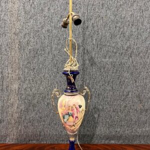 Lampara de mesa en porcelana y broncería con escenas de la época