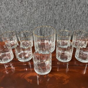 hielera y 9 vasos de whisky en cristal transparente con ribete en oro