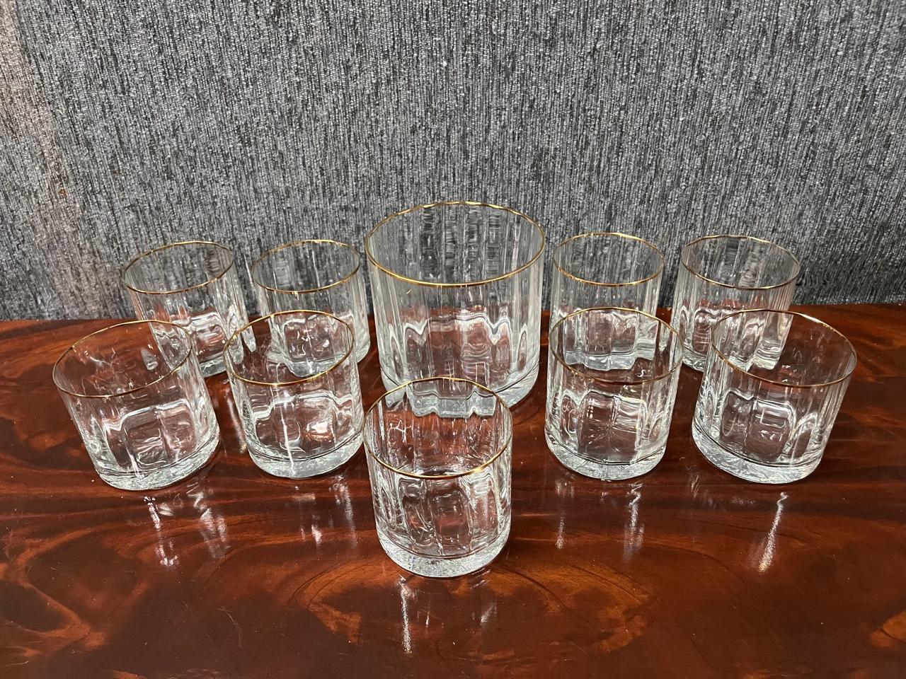 hielera y 9 vasos de whisky en cristal transparente con ribete en oro