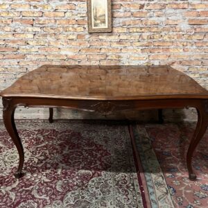 Mesa francesa Luis XV de comedor color madera con tabla de alargue