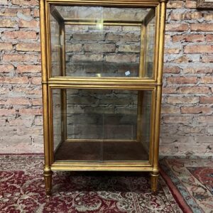 Vitrina francés Luis VXI dorada a la hoja de muy buenas medidas con vidrios biselados