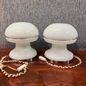 Par de veladores hongo vintage con base cromada y la tulipa cerrada