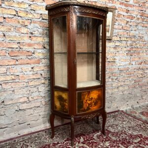 vitrina Francés Vernis Martín con escenas, mármol y broncería fina digna de este tipo de artículos