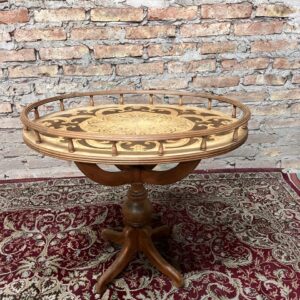 Mesa de sala oval en color madera con marquetería y pie central