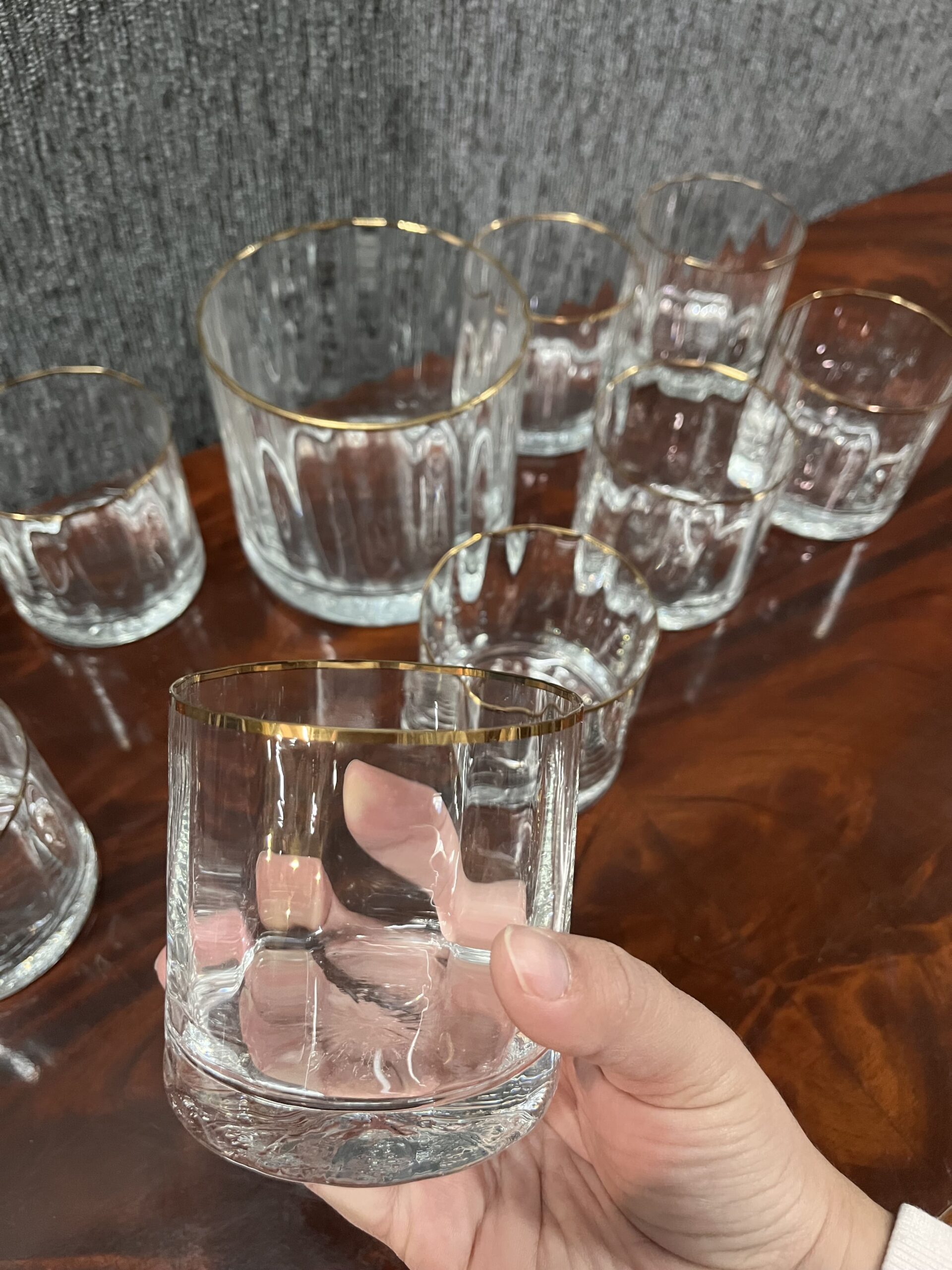 hielera y 9 vasos de whisky en cristal transparente con ribete en oro - Imagen 3