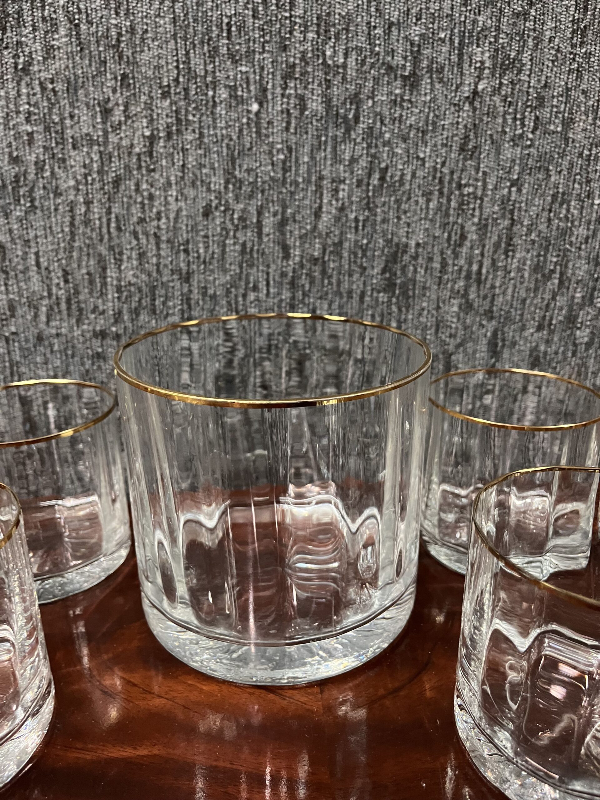 hielera y 9 vasos de whisky en cristal transparente con ribete en oro - Imagen 4