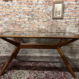 Impresionante mesa de diseño con tapa de vítrea en petiribi macizo