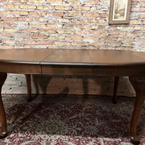 Mesa chippendale de comedor oval con tabla color madera