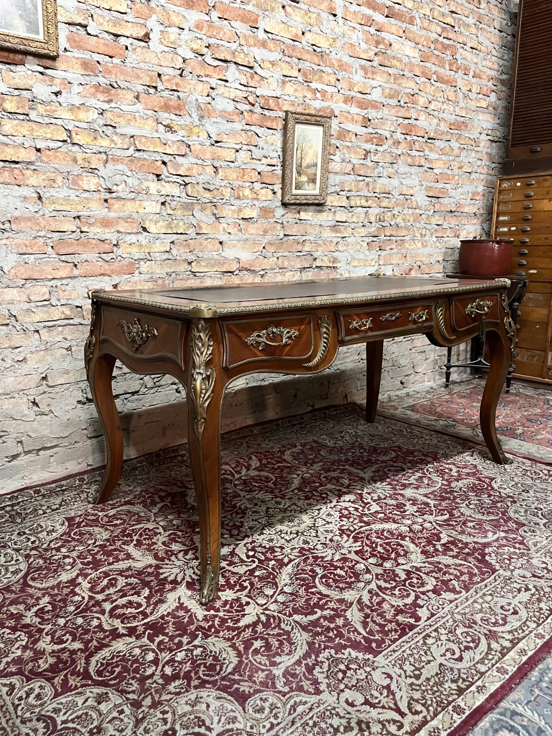 Escritorio presidencial Francés con broncería y tapa en cuero con doble vista - Imagen 2