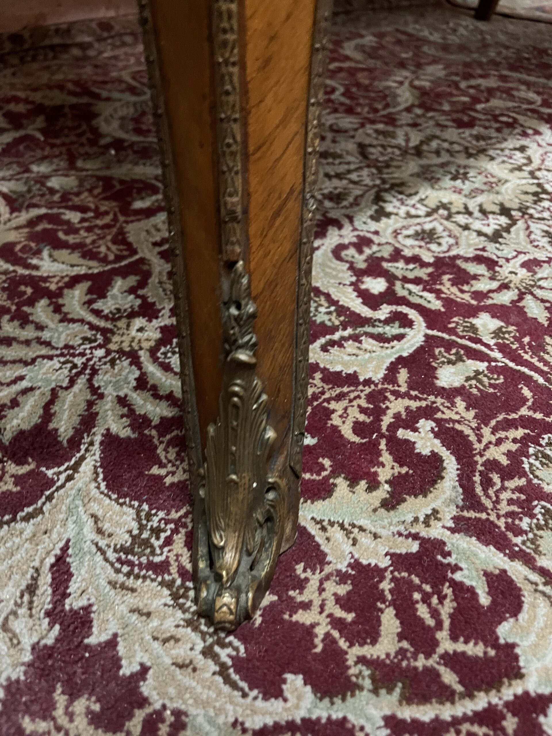 Escritorio presidencial Francés con broncería y tapa en cuero con doble vista - Imagen 4