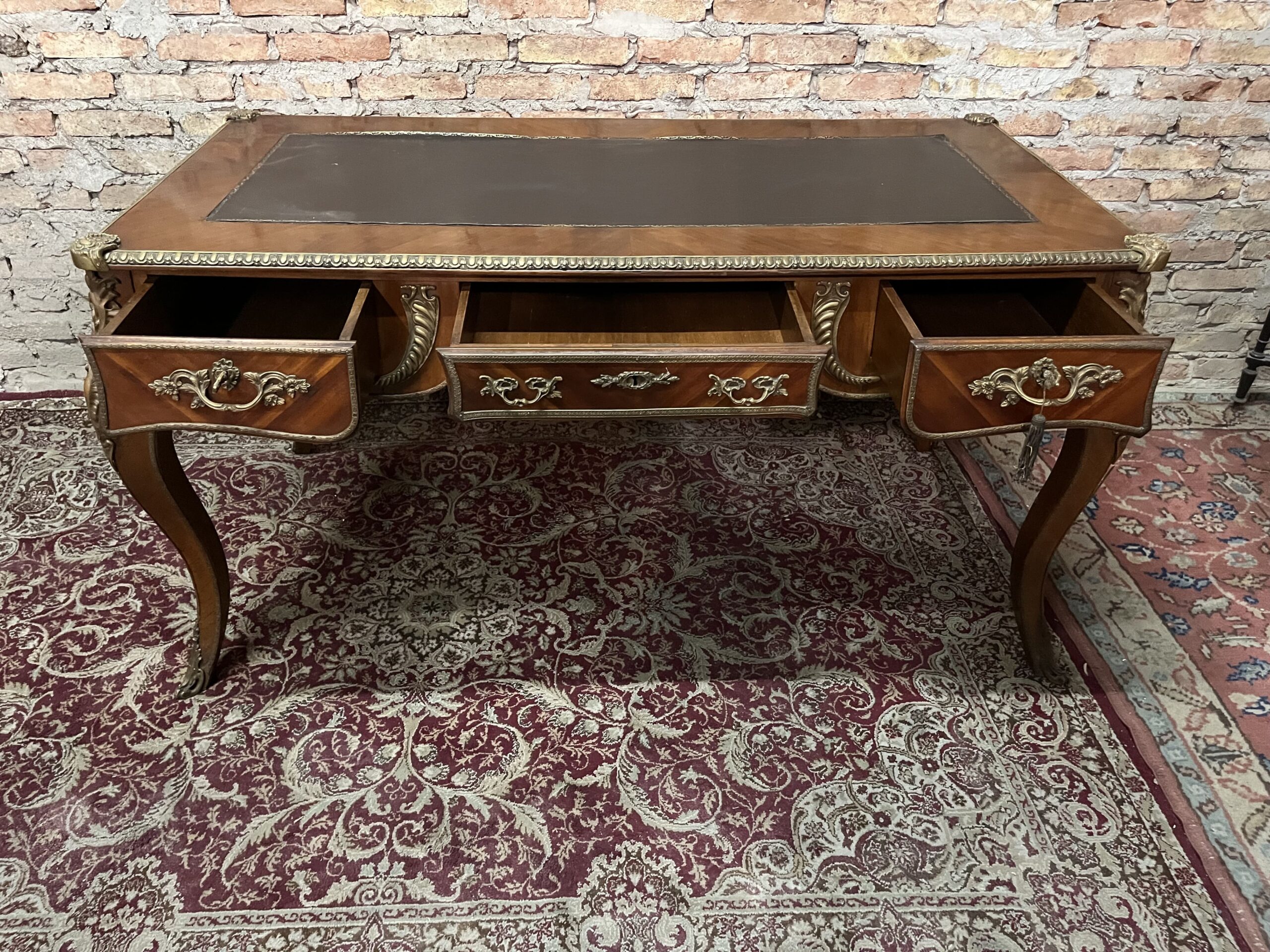 Escritorio presidencial Francés con broncería y tapa en cuero con doble vista - Imagen 5