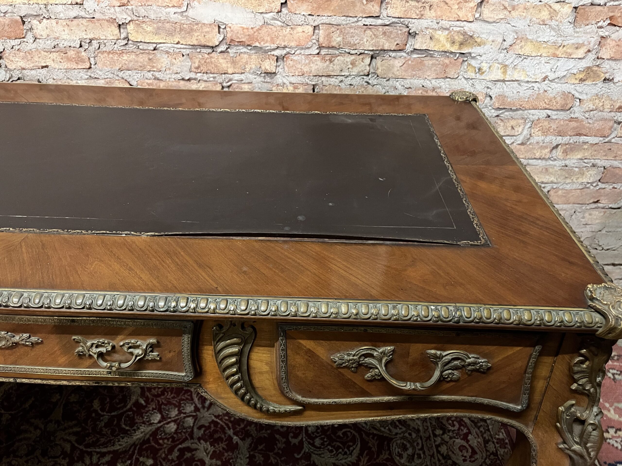 Escritorio presidencial Francés con broncería y tapa en cuero con doble vista - Imagen 8