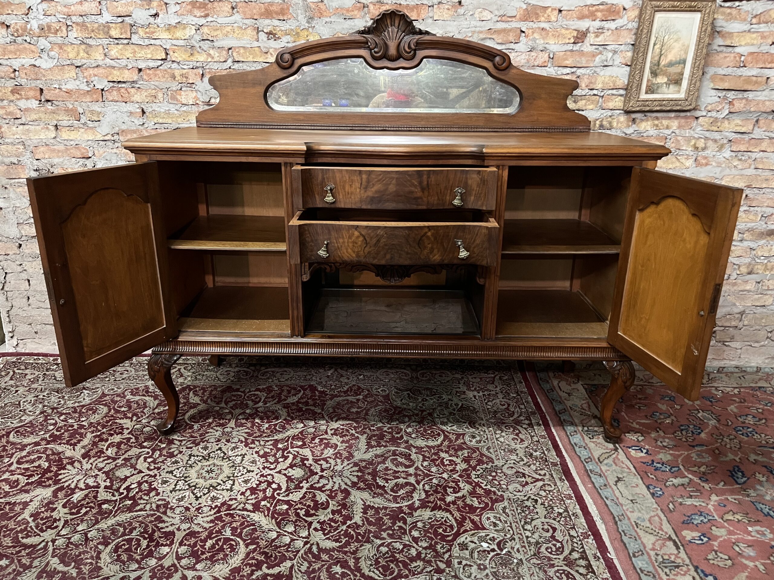 aparador chippendale con chimaza espejada en color madera y tableros en raíz de nogal - Imagen 3