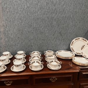 juego de vajilla en porcelana oriental con ribetes en dorado