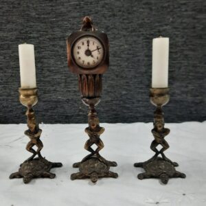 Garniture francés en bronce con 2 candelabros con figuras