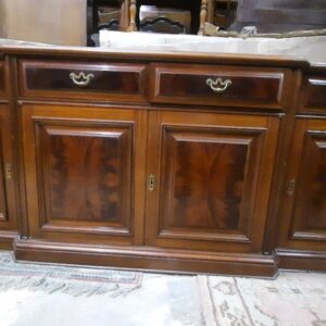 Bajo aparador estilo ingles en caoba tablereado en puertas y costados de gran calidad