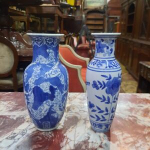 Par de floreros orientales desiguales muy decorativos