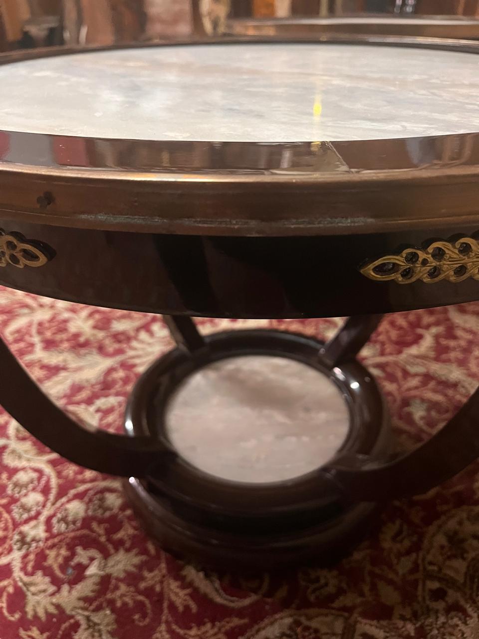 Imponente par de mesas de sala imperio con mármol en los dos planos y broncería de primera calidad - Imagen 3