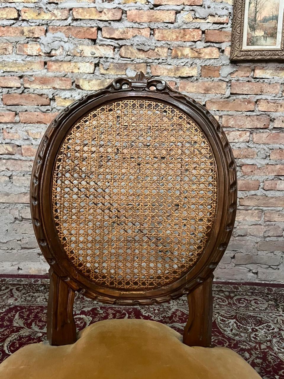 Silla de dormitorio Francés medallón color madera sana y firme !! - Imagen 3