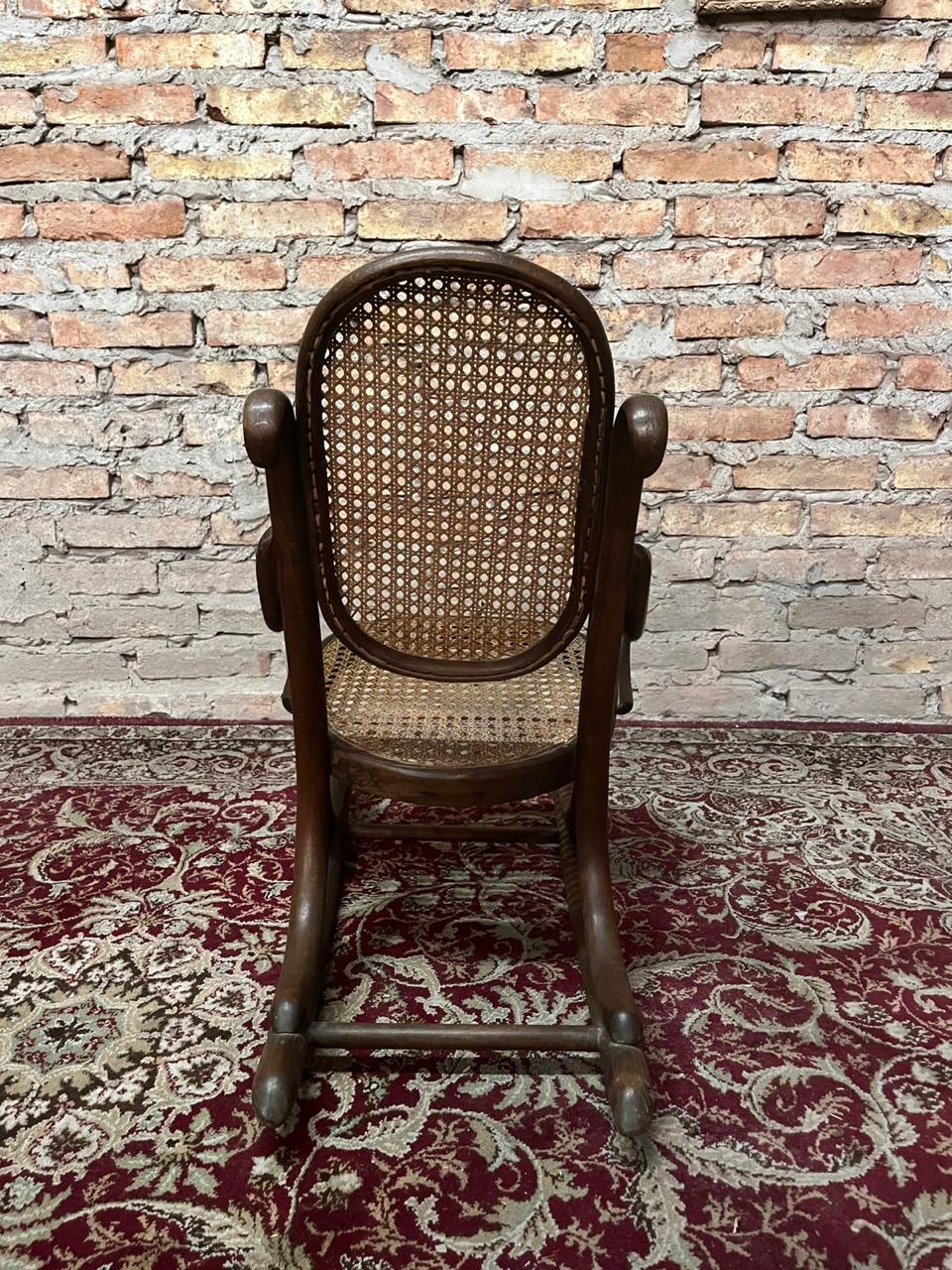 Mecedora thonet de niño muy antigua y original - Imagen 2