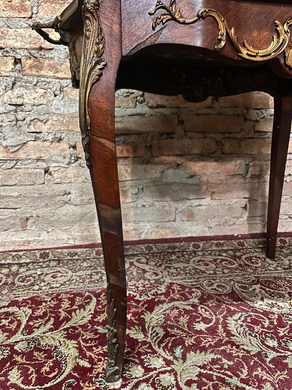 Mesa de sala de dos planos Francés Luis XV con excelente broncería europea - Imagen 2