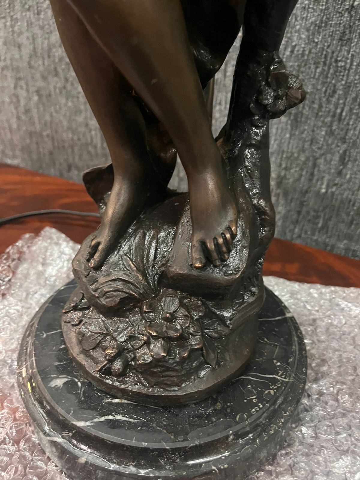 luminaria figura mujer en bronce con base de mármol - Imagen 3