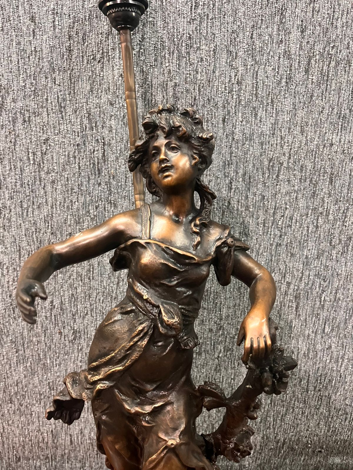 luminaria figura mujer en bronce con base de mármol - Imagen 4