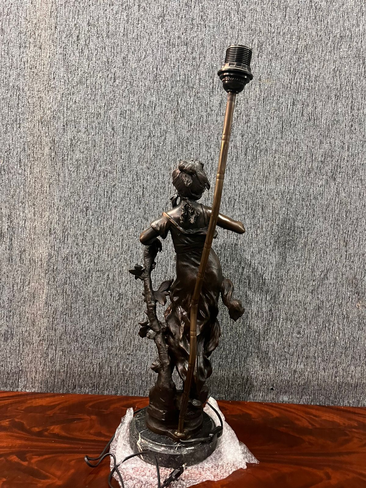 luminaria figura mujer en bronce con base de mármol - Imagen 2