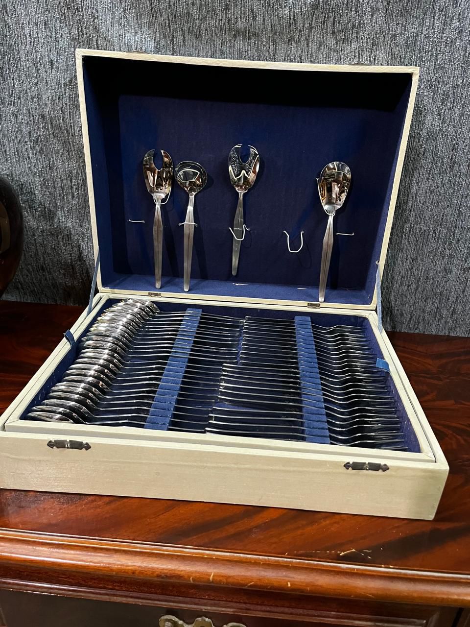 cubertero con cubiertos de acero inoxidable en su caja original