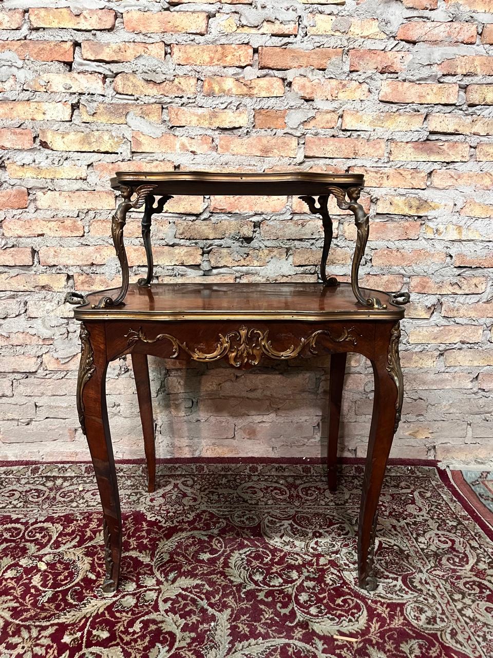Mesa de sala de dos planos Francés Luis XV con excelente broncería europea