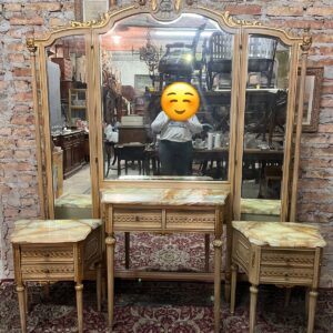 Juego de dormitorio Luis XVI patinado con marmol ( espejos manchados abajo que no afecta el uso)