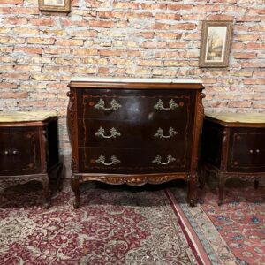 cómoda y dos mesas de luz Luis XV bombé con mármol, marquetería y tiradores en bronce