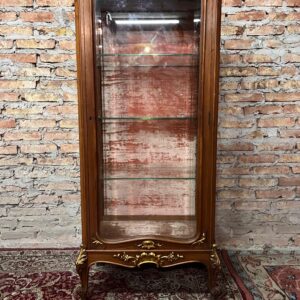 Vitrina francés Luis XV con vidrios biselados y detalles en dorado a la hoja muy antigua