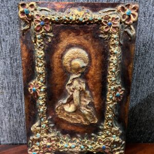 Cuadro religioso con relieve y detalles en dorado