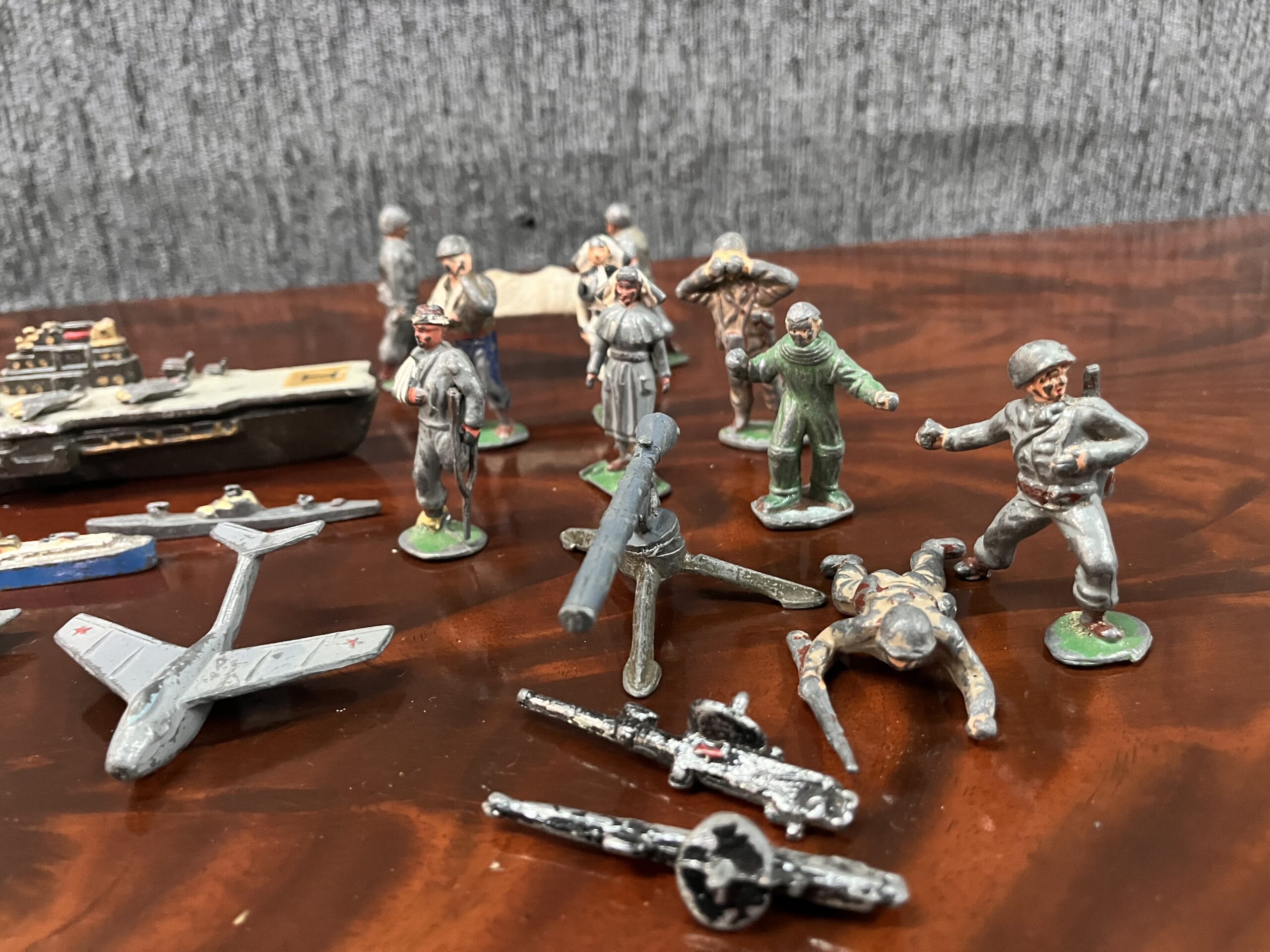 soldados y piezas antiguas en plomo - Imagen 2