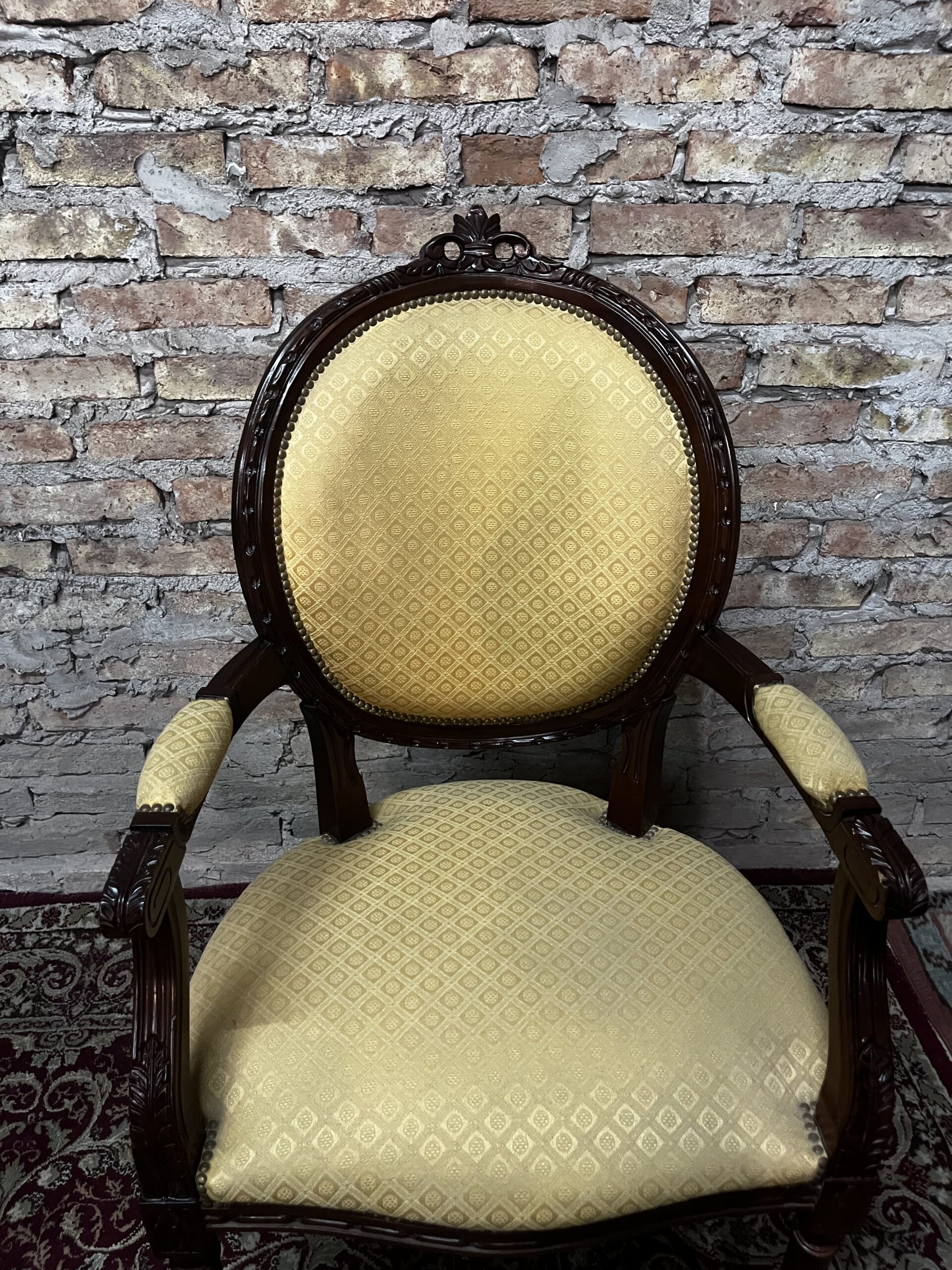 par de sillones antiguo estilo francés medallón de comedor - Imagen 4