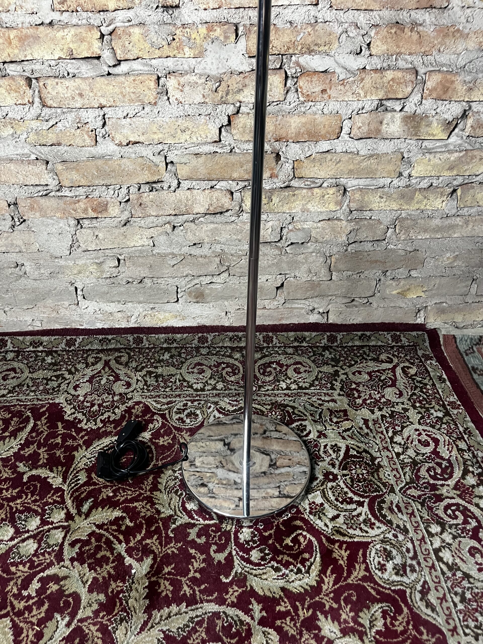 lampara de pie de diseño cromada funcionando - Imagen 3