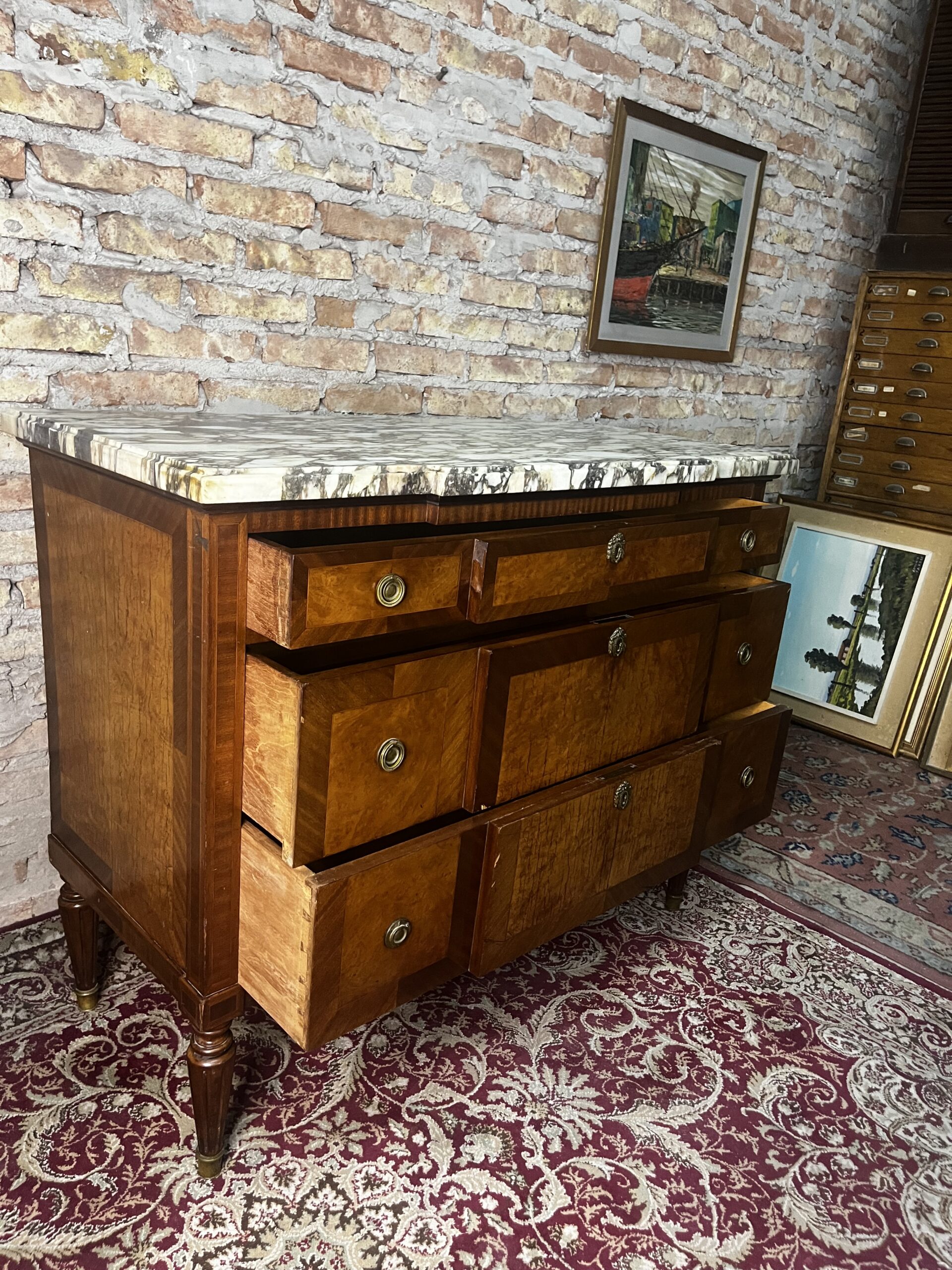 cómoda antigua estilo imperio con mármol de pulgada y media con detalles en bronce - Imagen 3
