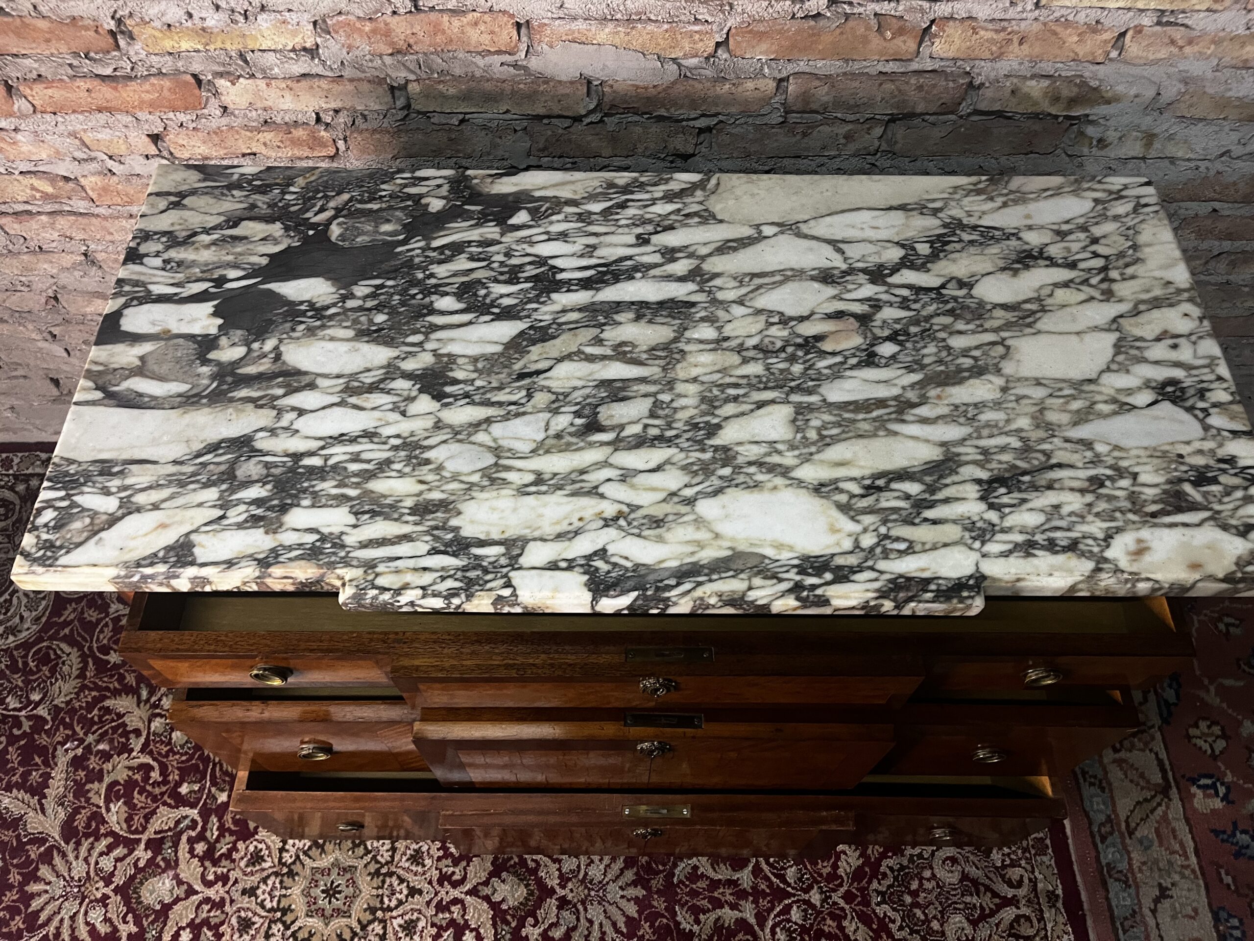 cómoda antigua estilo imperio con mármol de pulgada y media con detalles en bronce - Imagen 4