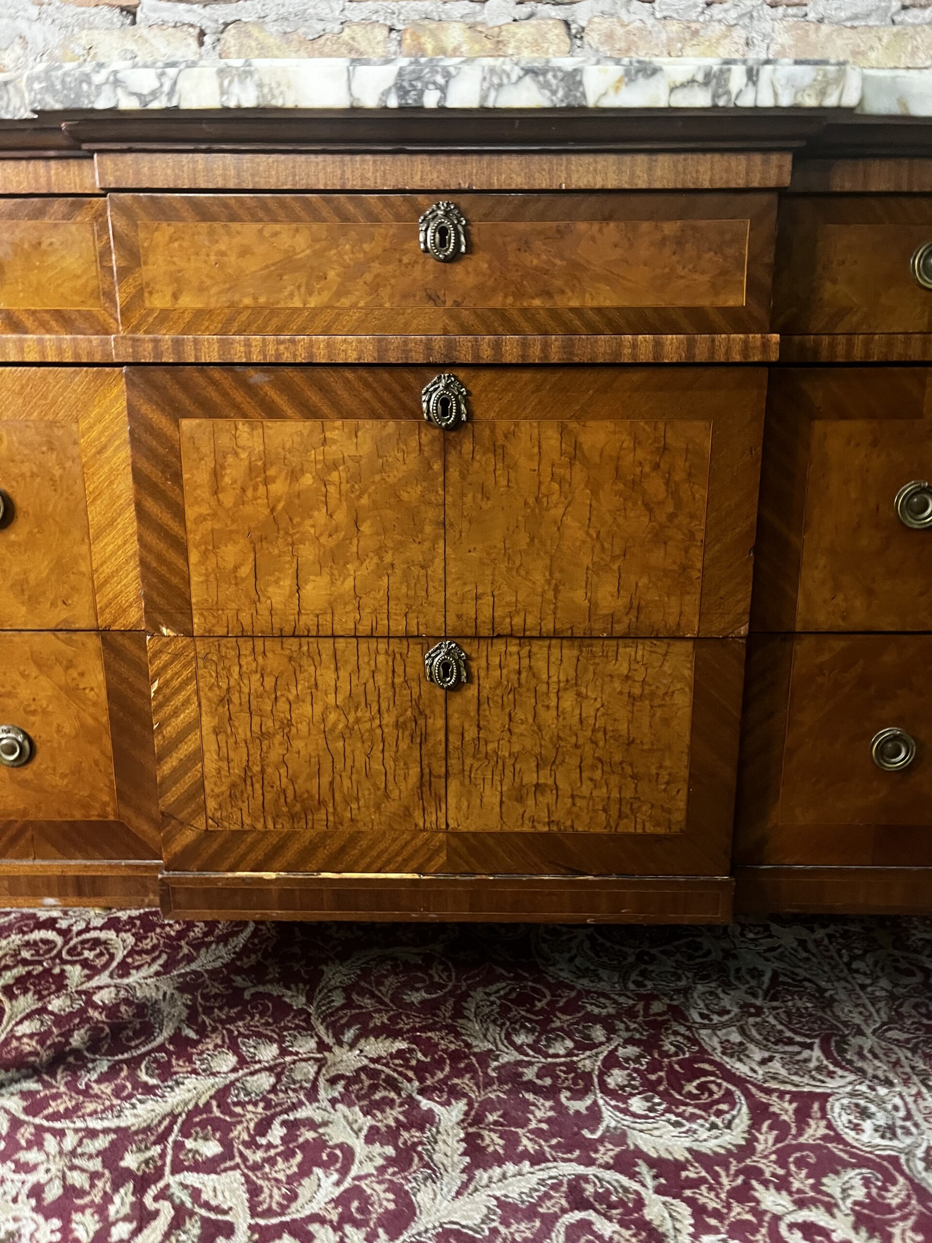 cómoda antigua estilo imperio con mármol de pulgada y media con detalles en bronce - Imagen 7