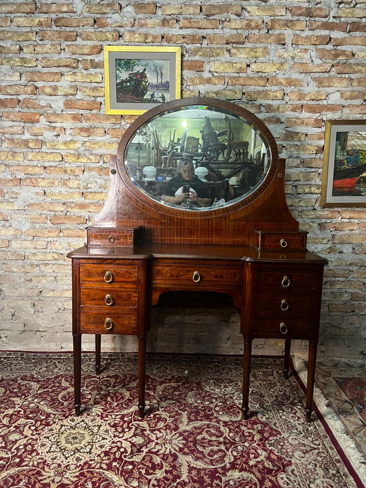 tocador antiguo estilo inglés con espejo oval basculante y detalles en bronce - Imagen 12
