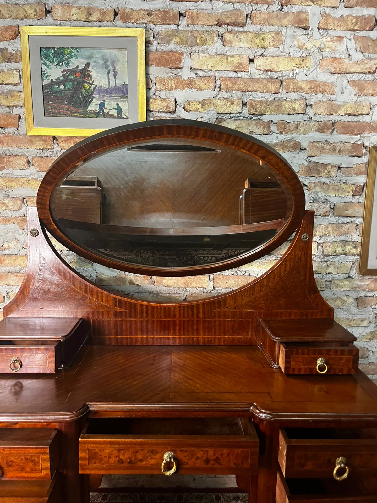 tocador antiguo estilo inglés con espejo oval basculante y detalles en bronce - Imagen 10