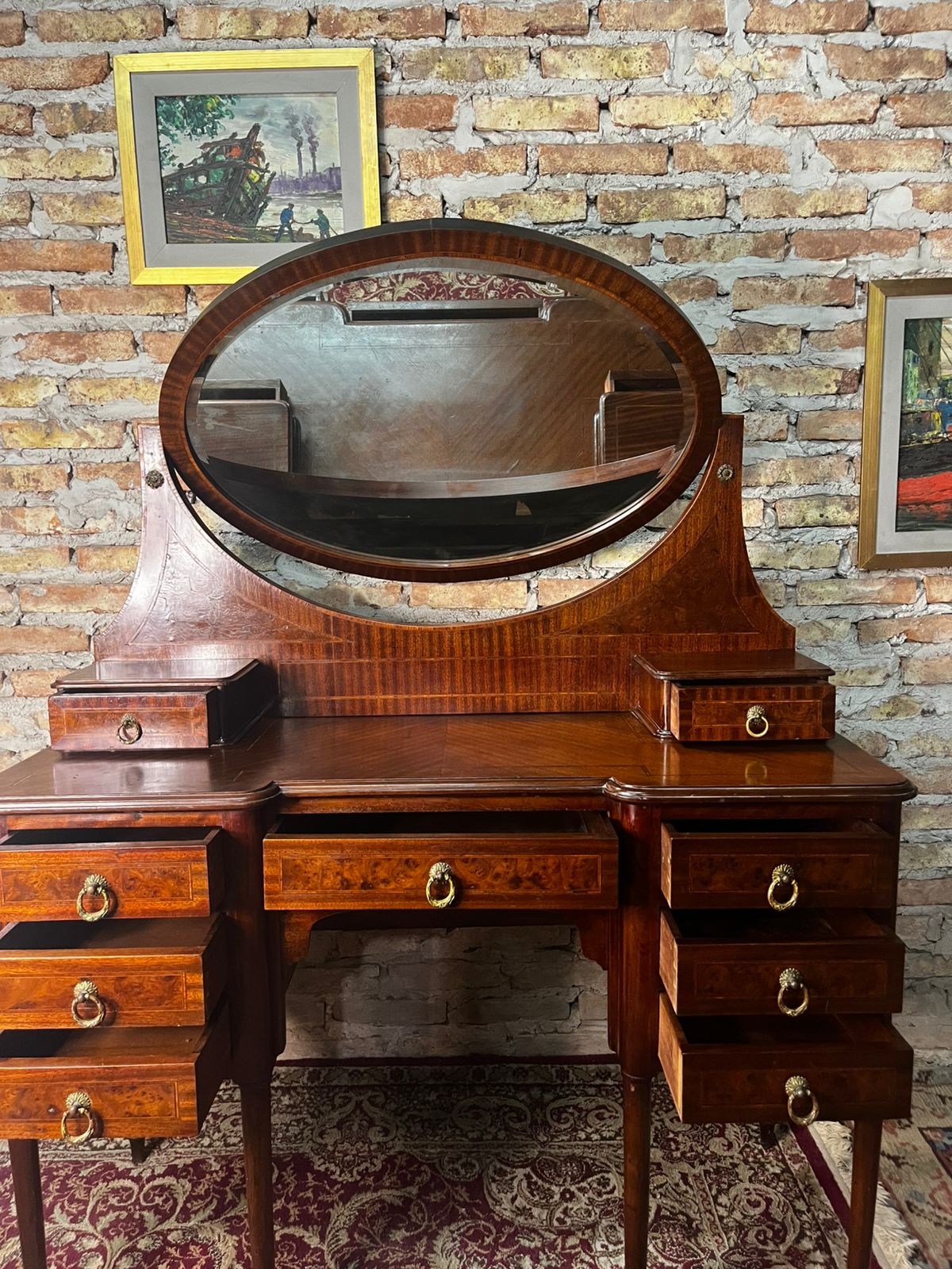 tocador antiguo estilo inglés con espejo oval basculante y detalles en bronce - Imagen 11