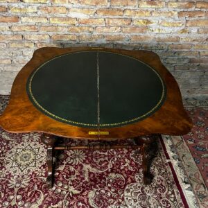mesa libro de juego francés con la tapa en cuero y espacio de guardado