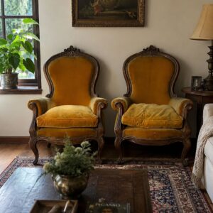 par de sillones estilo luis xv colonial tapizado en pana color mostaza