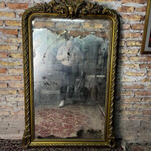 espejo francés antiguo de estilo clásico con marco dorado a la hoja